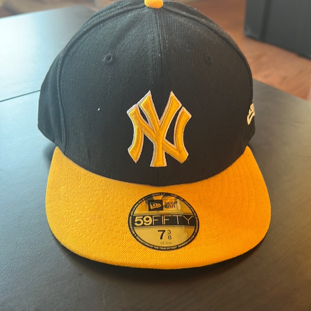 Black and yellow Yankee hat